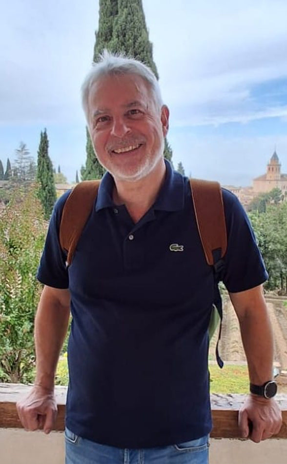 Eric Présdent Fondateur Napapaya homme posant sur rebord