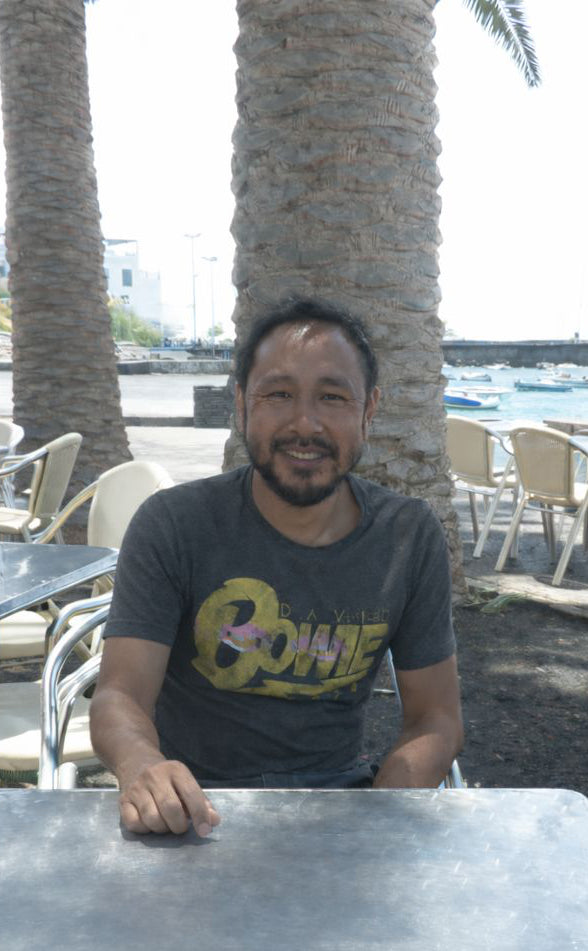 Intharah Associé Fondateur Napapaya homme assis à une table